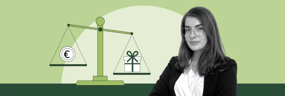 Eine Projektmanagerin steht selbstbewusst neben einer Illustration einer Waage, die auf der einen Seite ein Euro-Symbol und auf der anderen ein Geschenk zeigt – ein Symbol für finanzielle und wertorientierte Entscheidungsfindung.