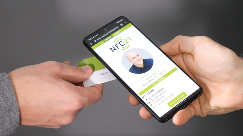 Scannen einer NFC-Visitenkarte mit einem Smartphone